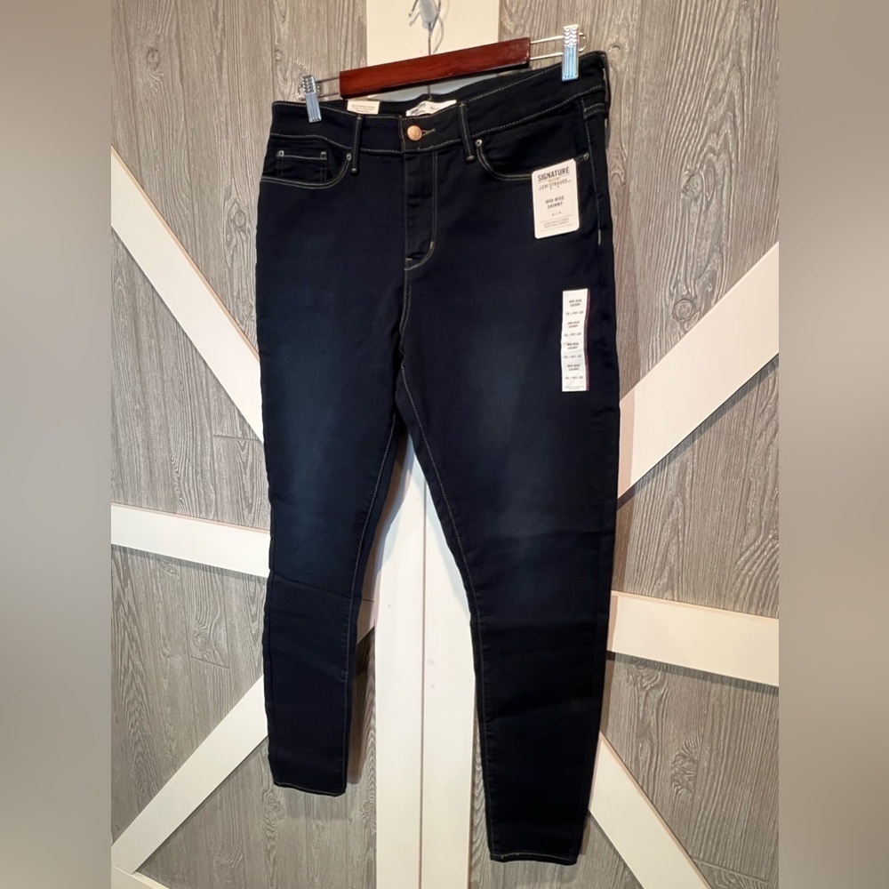 WJ2. NWT Signature by Levi Strauss Mid Rise Skinny Jeans 12L
